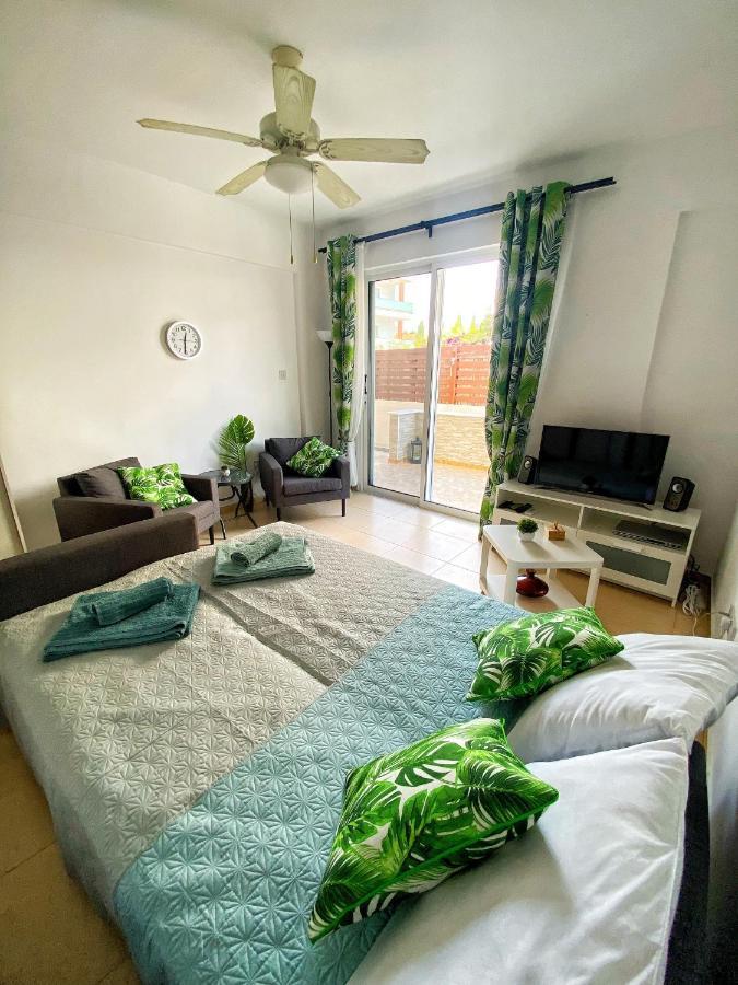 Cozy Poolside Apartment Paphos Buitenkant foto