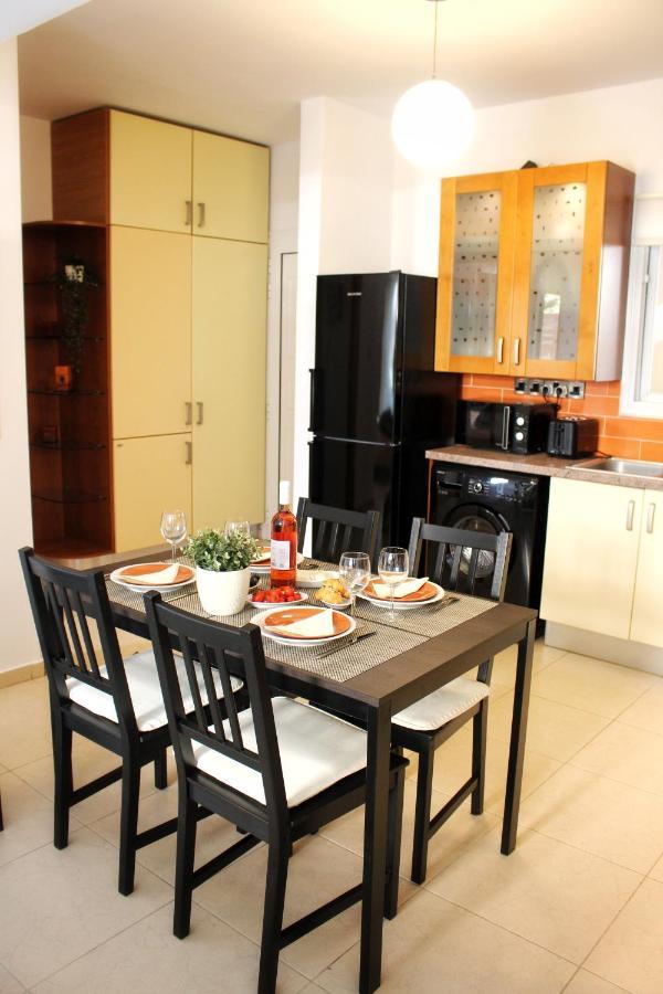 Cozy Poolside Apartment Paphos Buitenkant foto