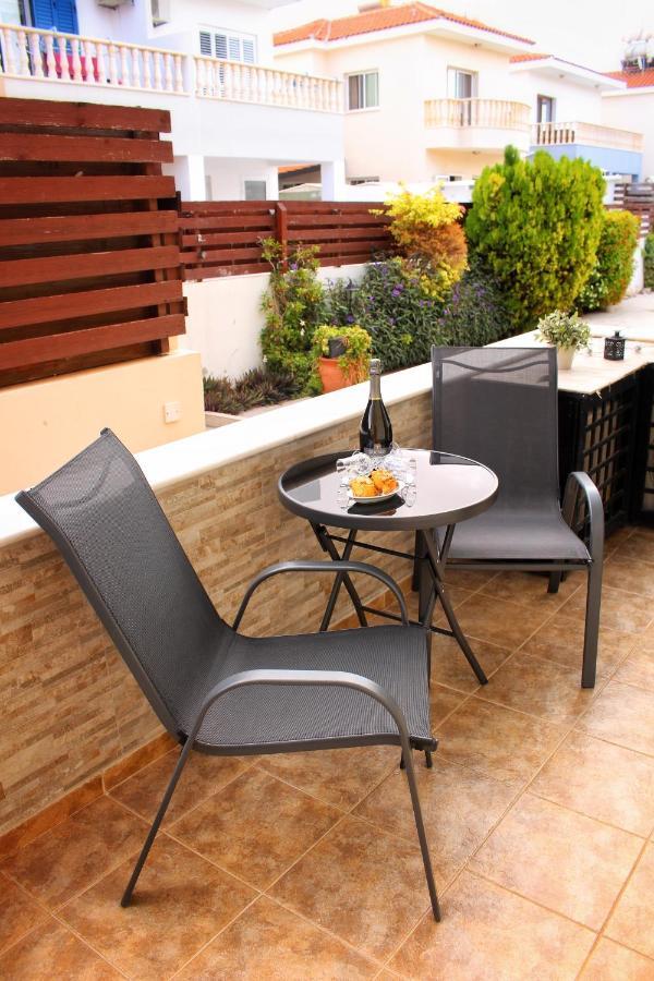 Cozy Poolside Apartment Paphos Buitenkant foto